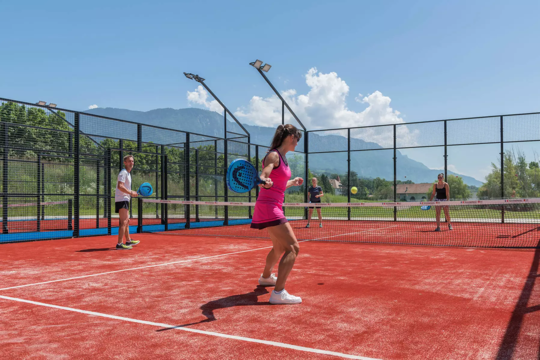 château-brachet-france-2-padel-courts-auvergne-rhône-alpes-court1.jpg