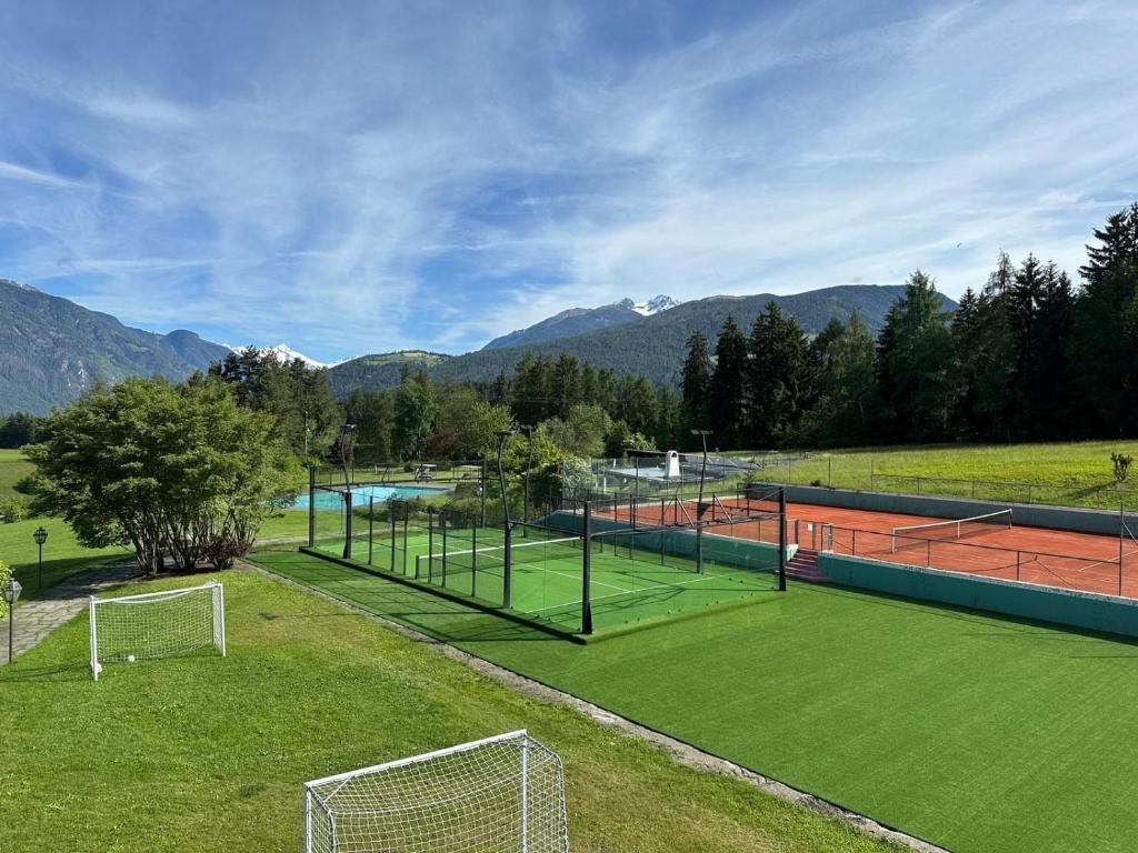 hotel-royal-hinterhuber-italy-1-padel-courts-south-tyrol-hero.jpg