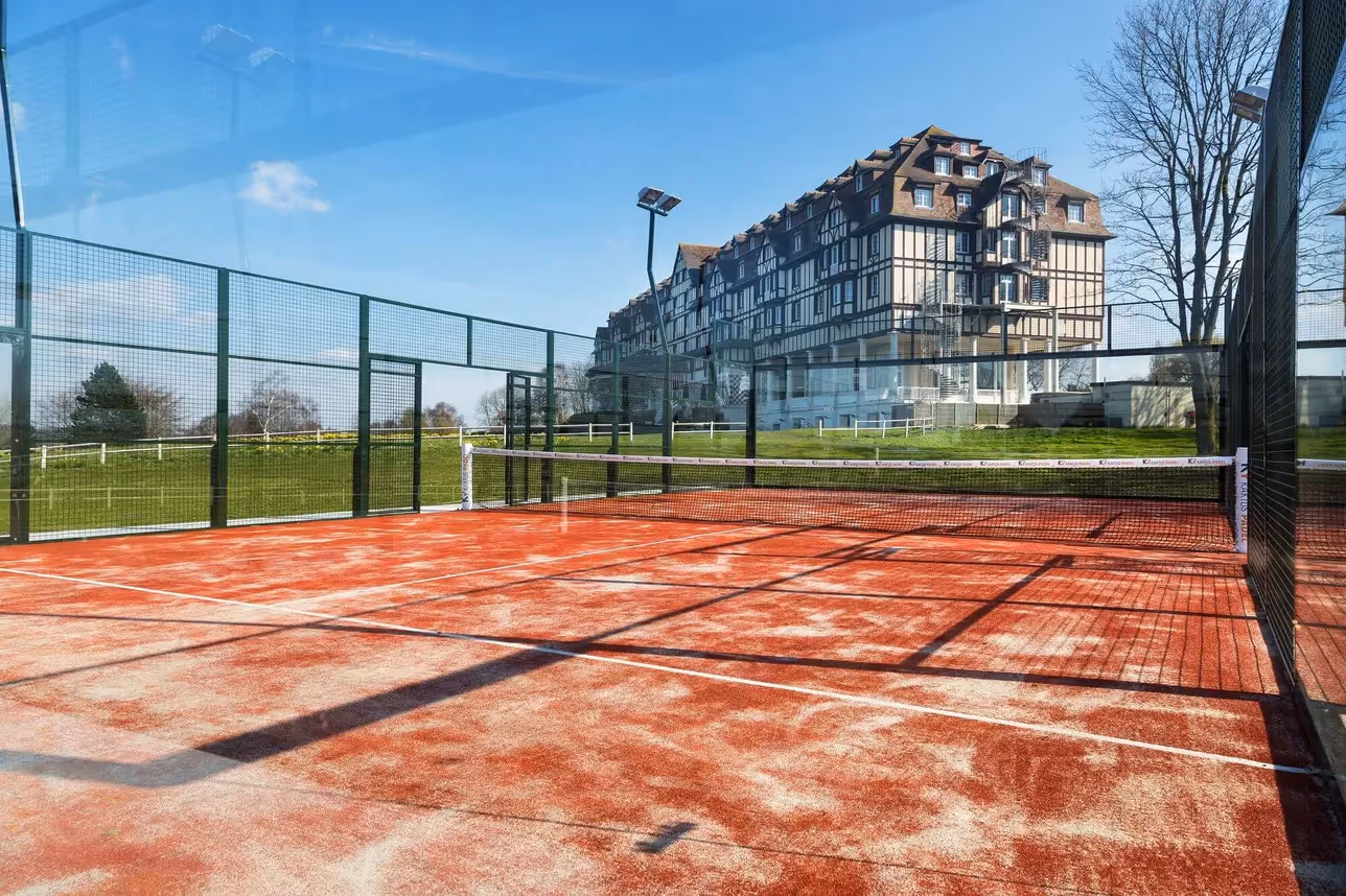 hôtel-barrière-l'hôtel-du-golf-france-2-padel-courts-normandy-court1.jpg