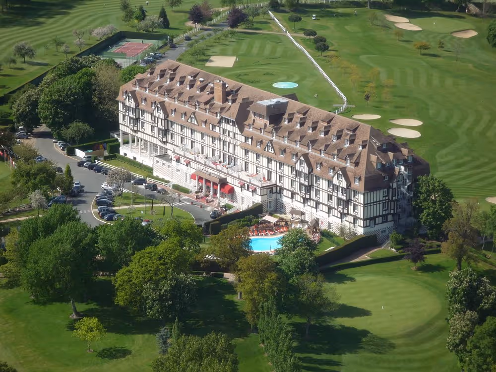 hôtel-barrière-l'hôtel-du-golf-france-2-padel-courts-normandy-property1.jpg