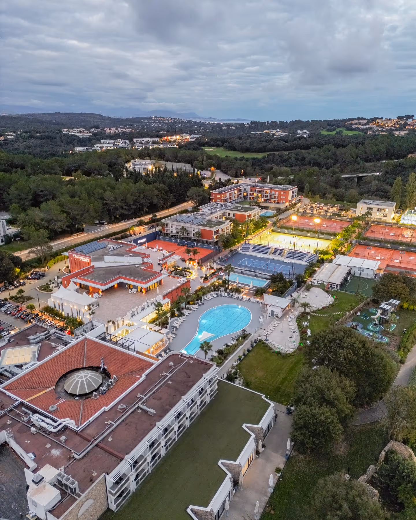 mouratoglou-hotel-&-resort-france-4-padel-courts-provence-alpes-côte-d'azur-property2.jpg
