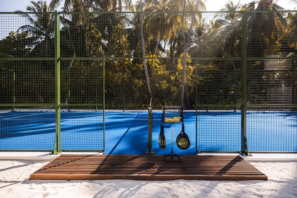 Slug como-maalifushi-maldives-1-padel-courts-thaa-atoll-court3.jpg