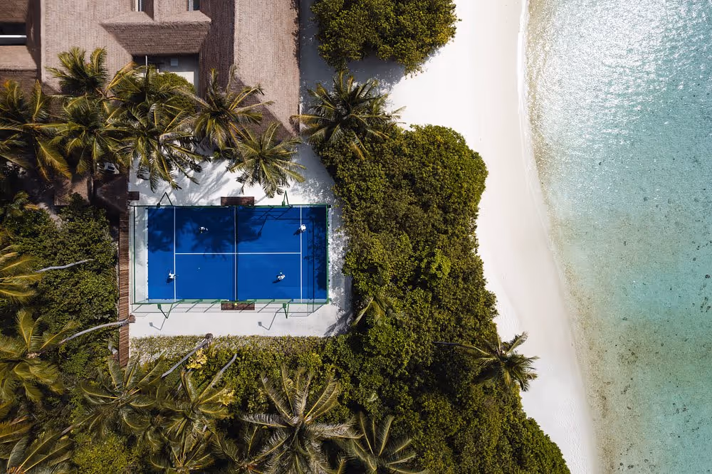 Slug como-maalifushi-maldives-1-padel-courts-thaa-atoll-court1.jpg