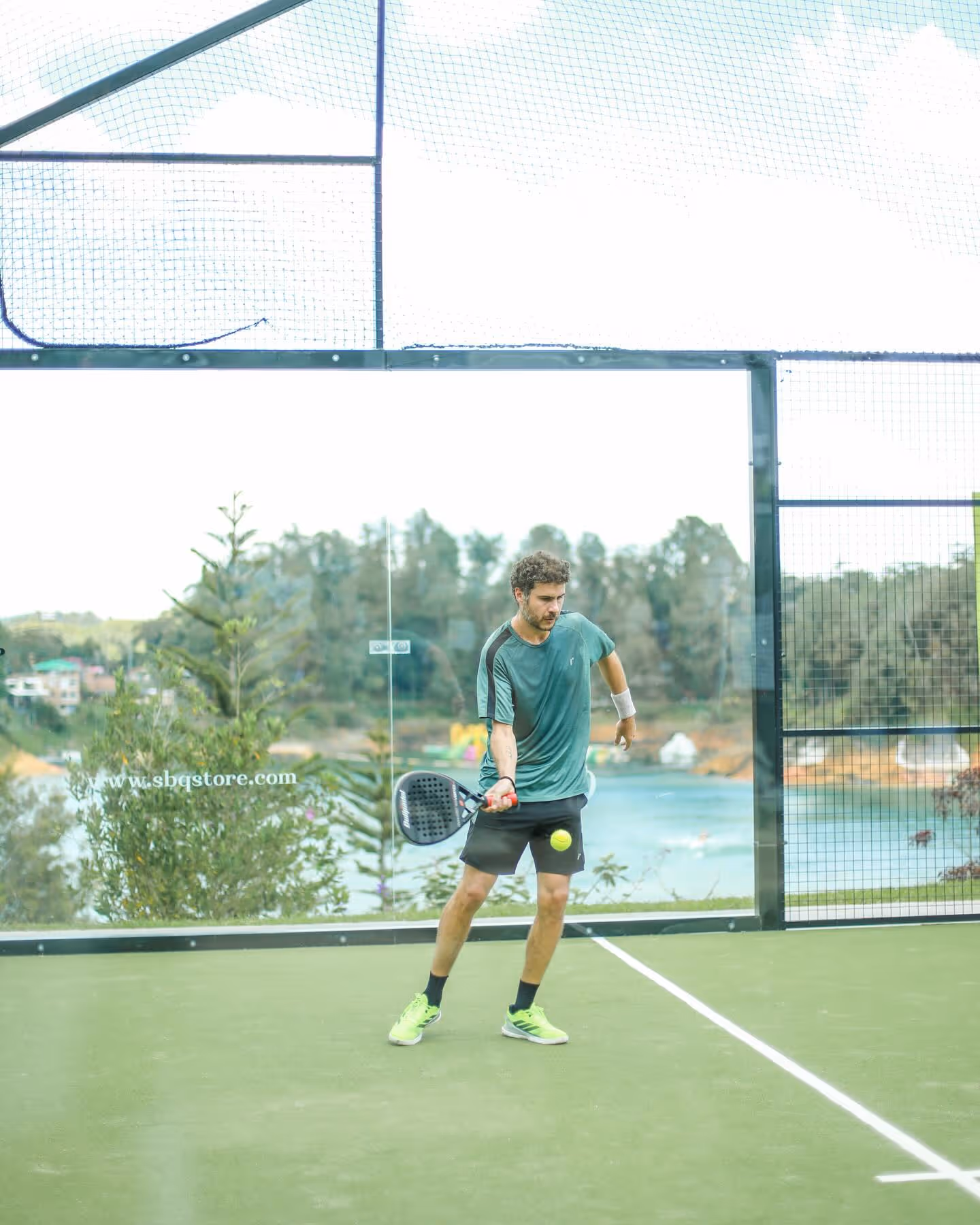 TauHouse-2-Colombia-Guatapé-court1.jpg