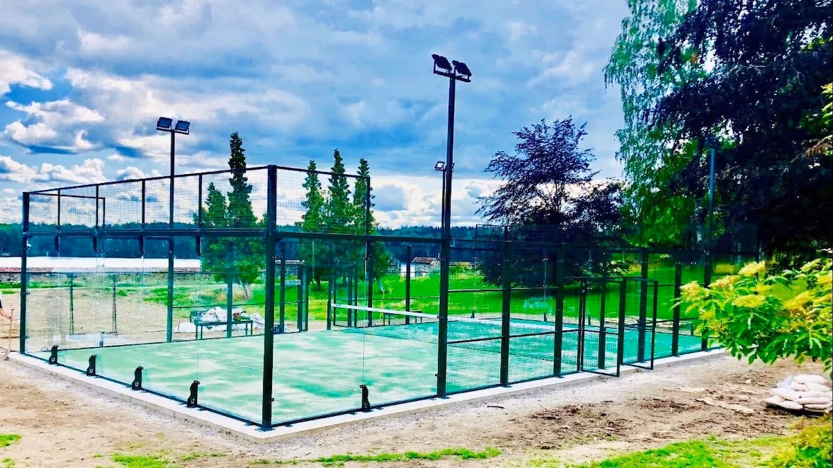 VillaBaro-Sweden-1-Östergötland-court1.webp