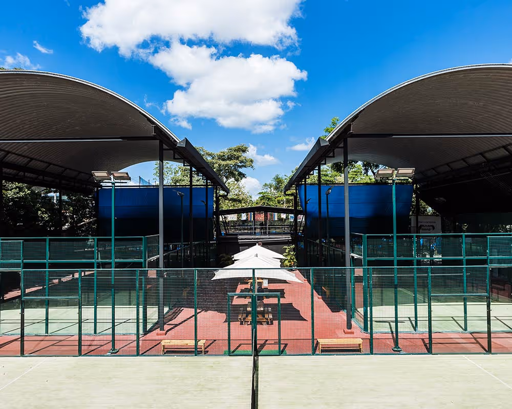 riande-aeropuerto-hotel-casino-panama-3-padel-courts-panamá-court1.jpg