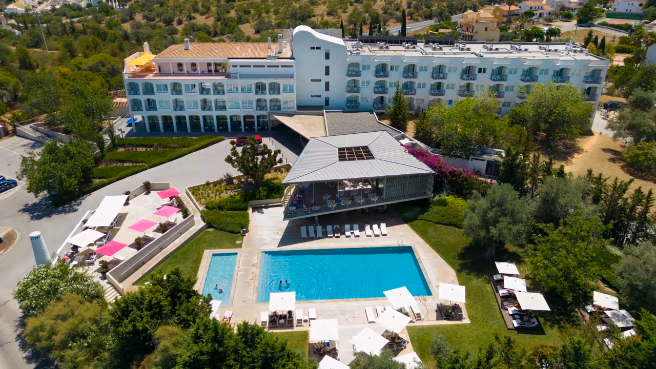 ozadi-tavira-hotel-portugal-1-padel-courts-tavira-property1.jpg