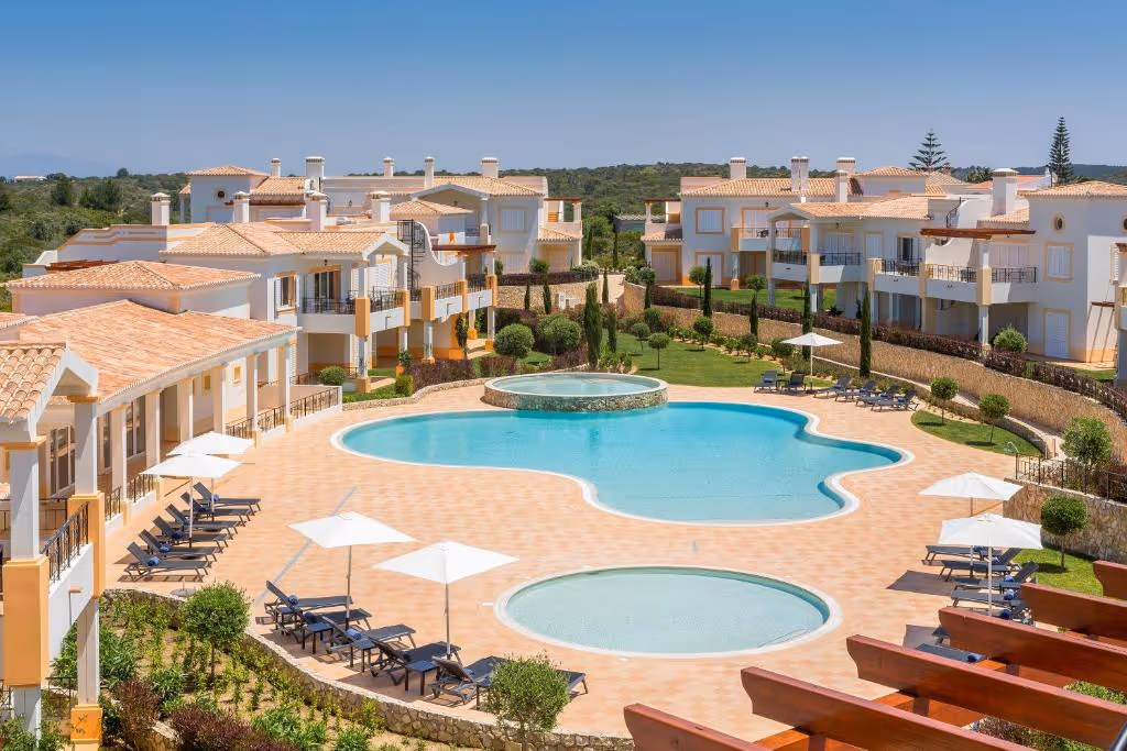 nau-salema-beach-village-portugal-2-padel-courts-vila-do-bispo-property2.jpg