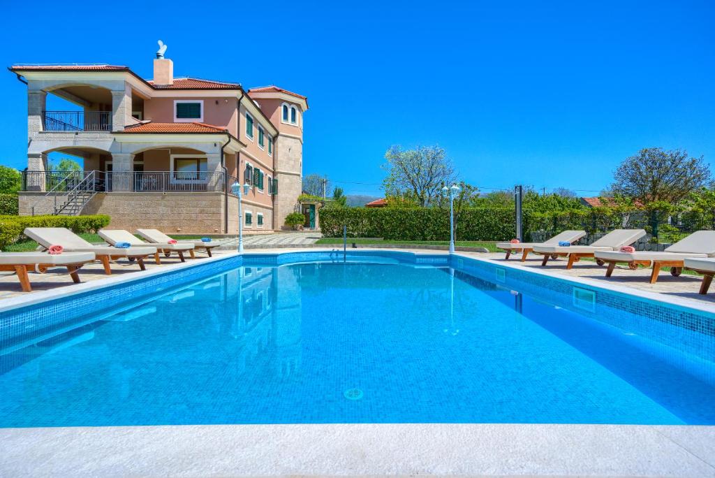 5-BedVillawithPool,Jacuzzi&PadelCourt-Croatia-1-Drniš-property2.jpg