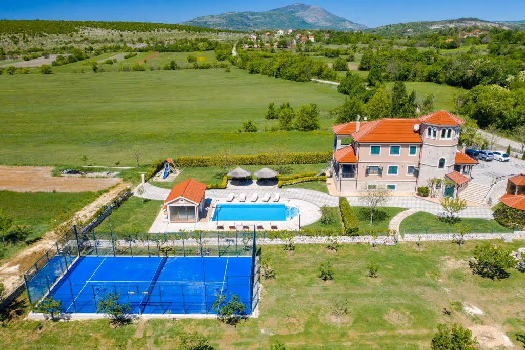 Drniš Mountain View Padel Villa