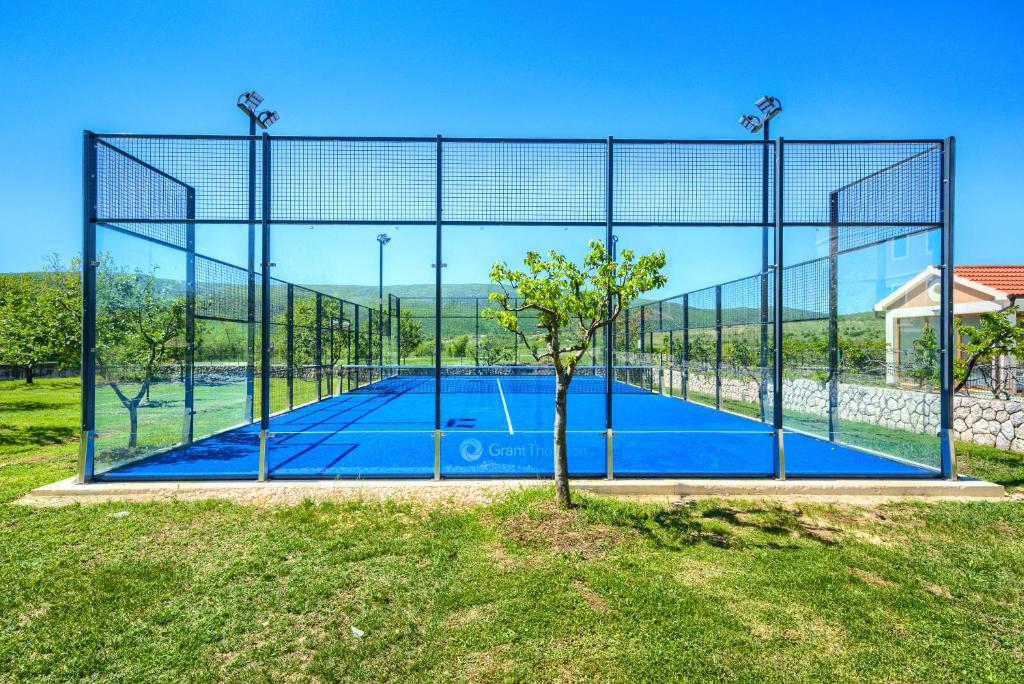 5-BedVillawithPool,Jacuzzi&PadelCourt-Croatia-1-Drniš-court2.jpg