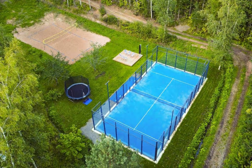 LohjaLakesidePadelVilla-Finland-1-Lohja-court1.jpg