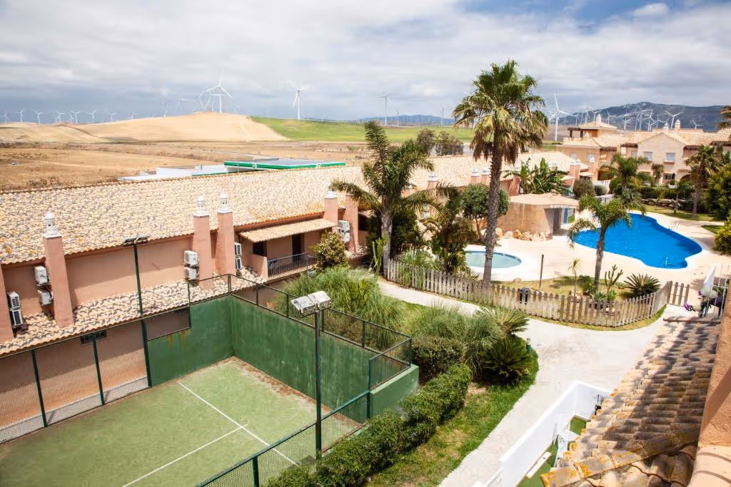 Akutuna - Family House with Pool, Garage & Paddle Tennis Court