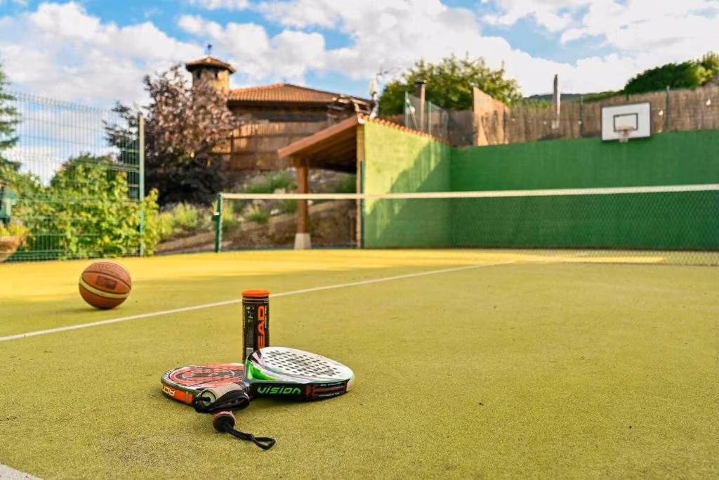 Casarurallacastañona-Spain-1-CastileandLeón-court1.jpg