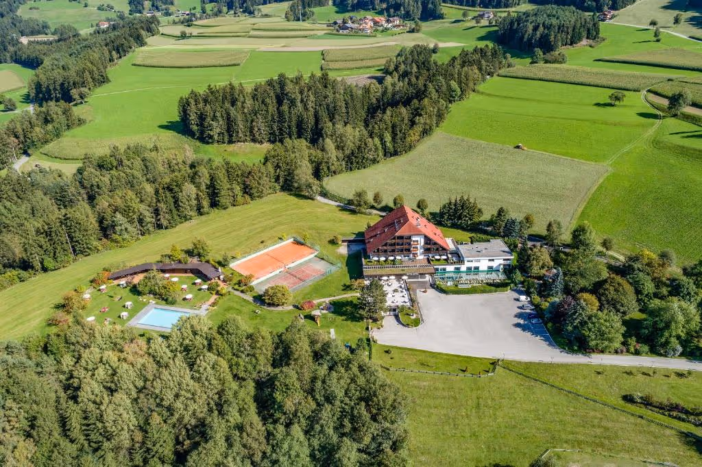 hotel-royal-hinterhuber-italy-1-padel-courts-south-tyrol-property1.jpg