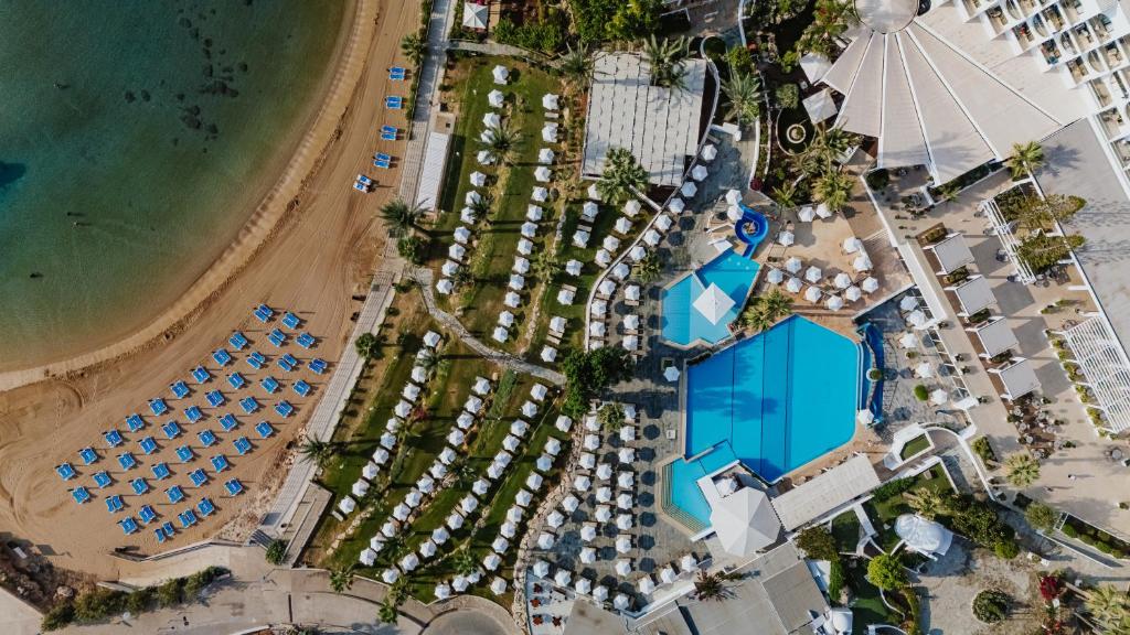 golden-coast-beach-hotel-cyprus-2-padel-courts-famagusta-district-property1.jpg