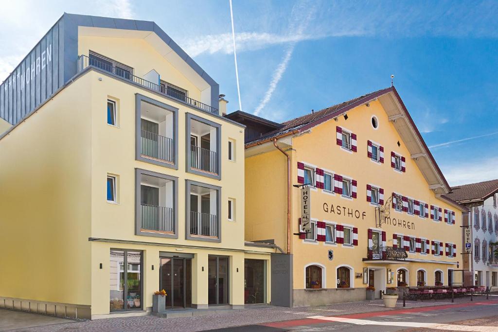 hotel-zum-mohren-austria-2-padel-courts-tyrol-property1.jpg
