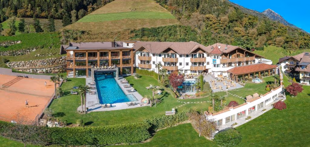 hotel-sonnenalm-italy-1-padel-courts-alto-adige-property1.jpg