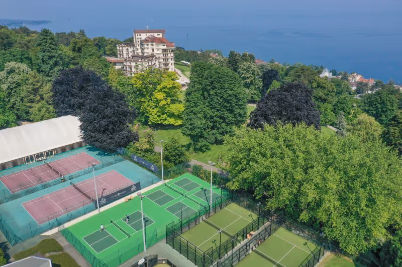 hotel-ermitage-france-2-padel-courts-neuvecelle-hero.jpg