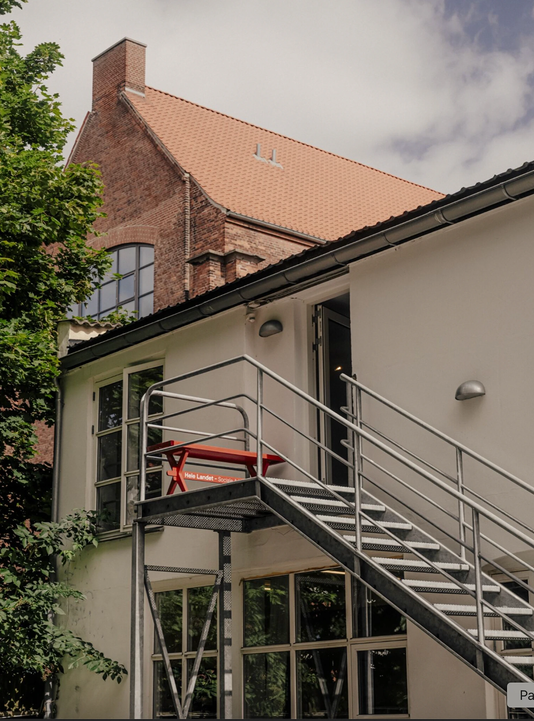 Velkommen til hele landets kontorfælleskab. Her bor dygtige konsulenter, arkitekter, sociologer, byplanlæggere og grafiske designere og vi vil gerne bo sammen med dig der både søger koncentration, fællesskab og dejlige rammer. Vi bor sammen i hjertet af Nørrebro i en stille baggård.