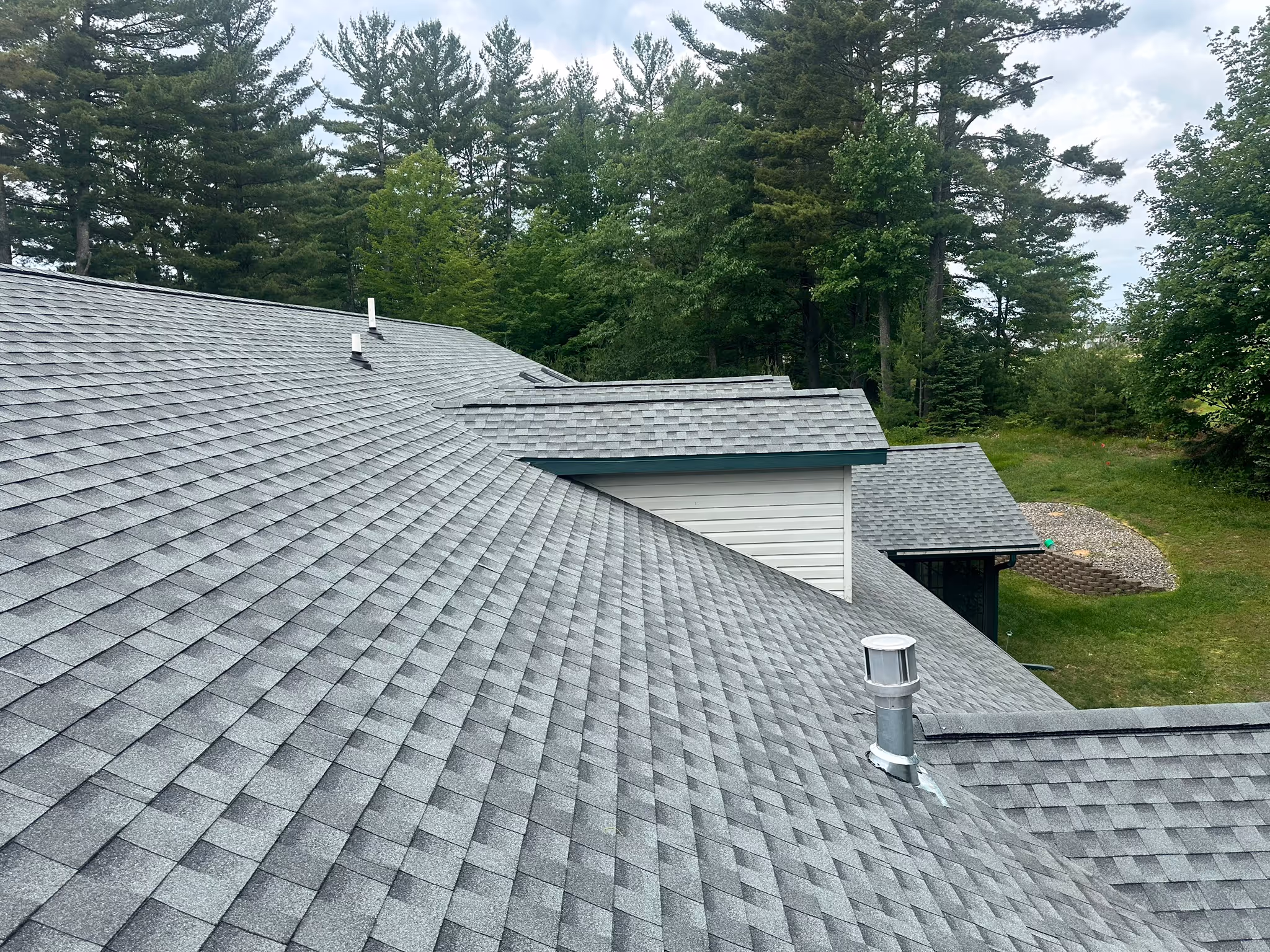 Finished asphalt shingle roof on home