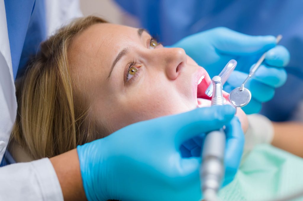 woman getting Extractions 33330 