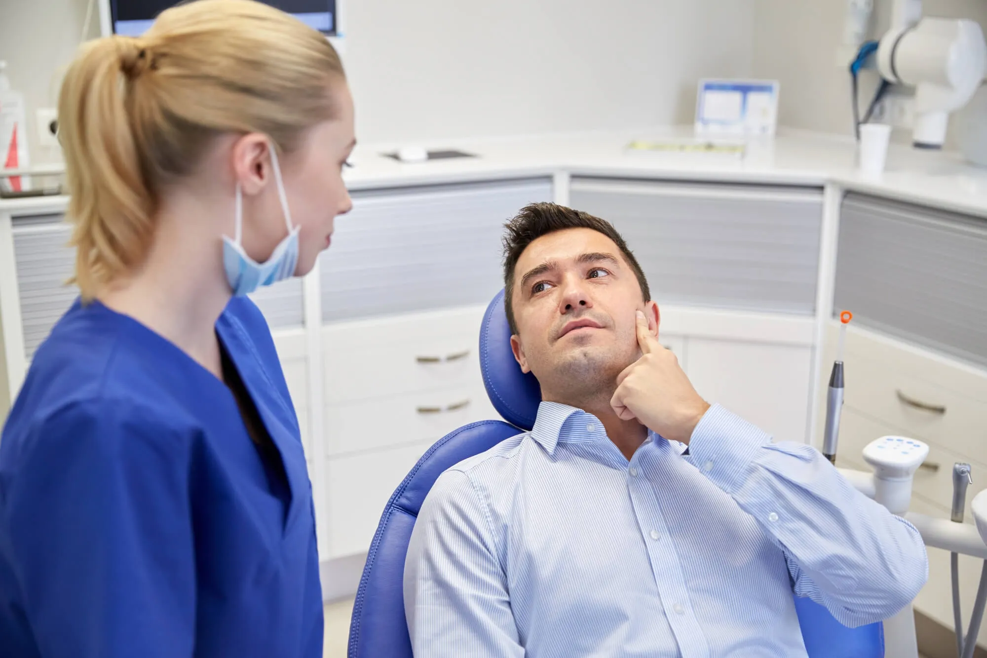 a patient with a toothache at a dental office in plantation fl