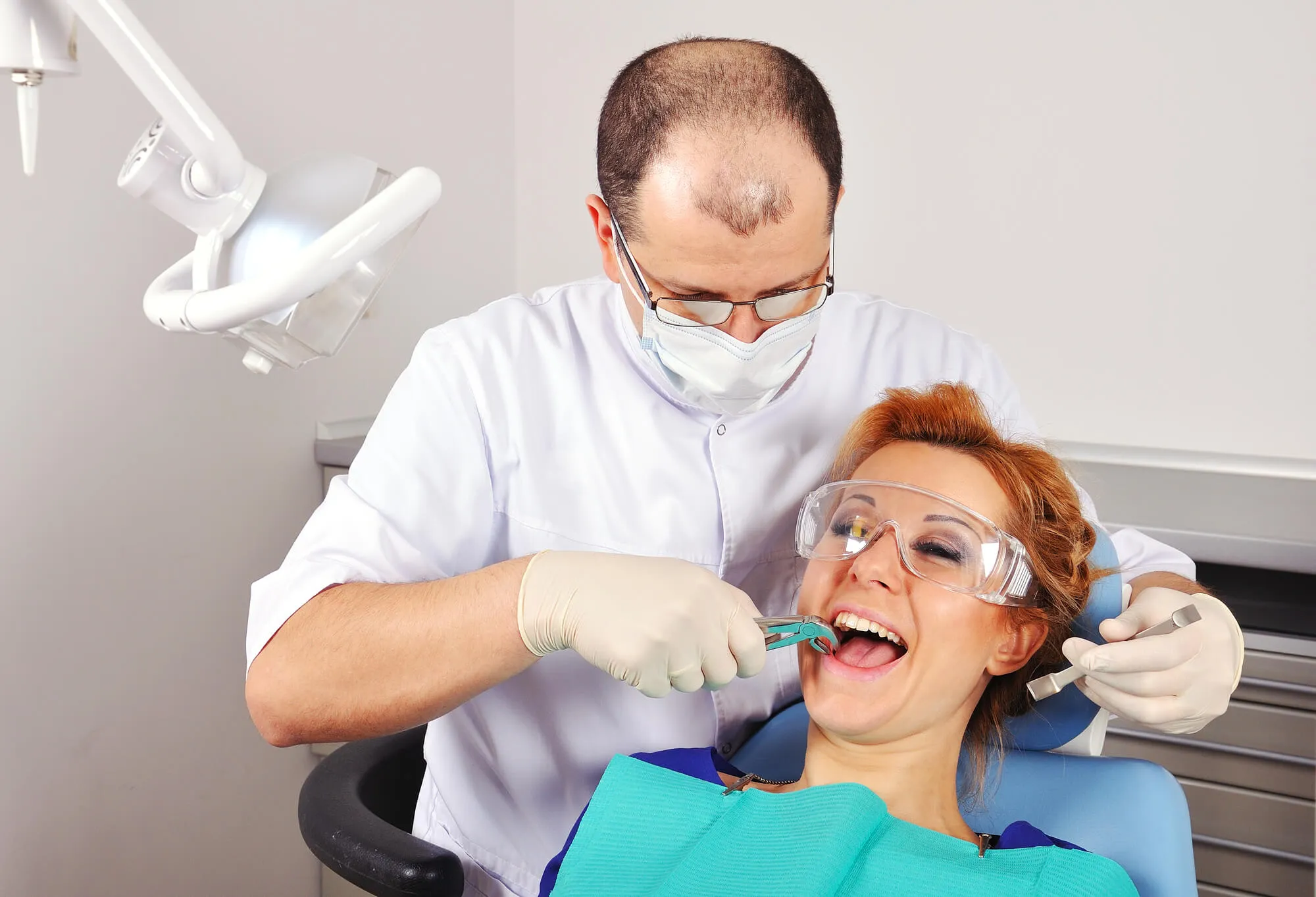 dentist performing Extractions in plantation fl