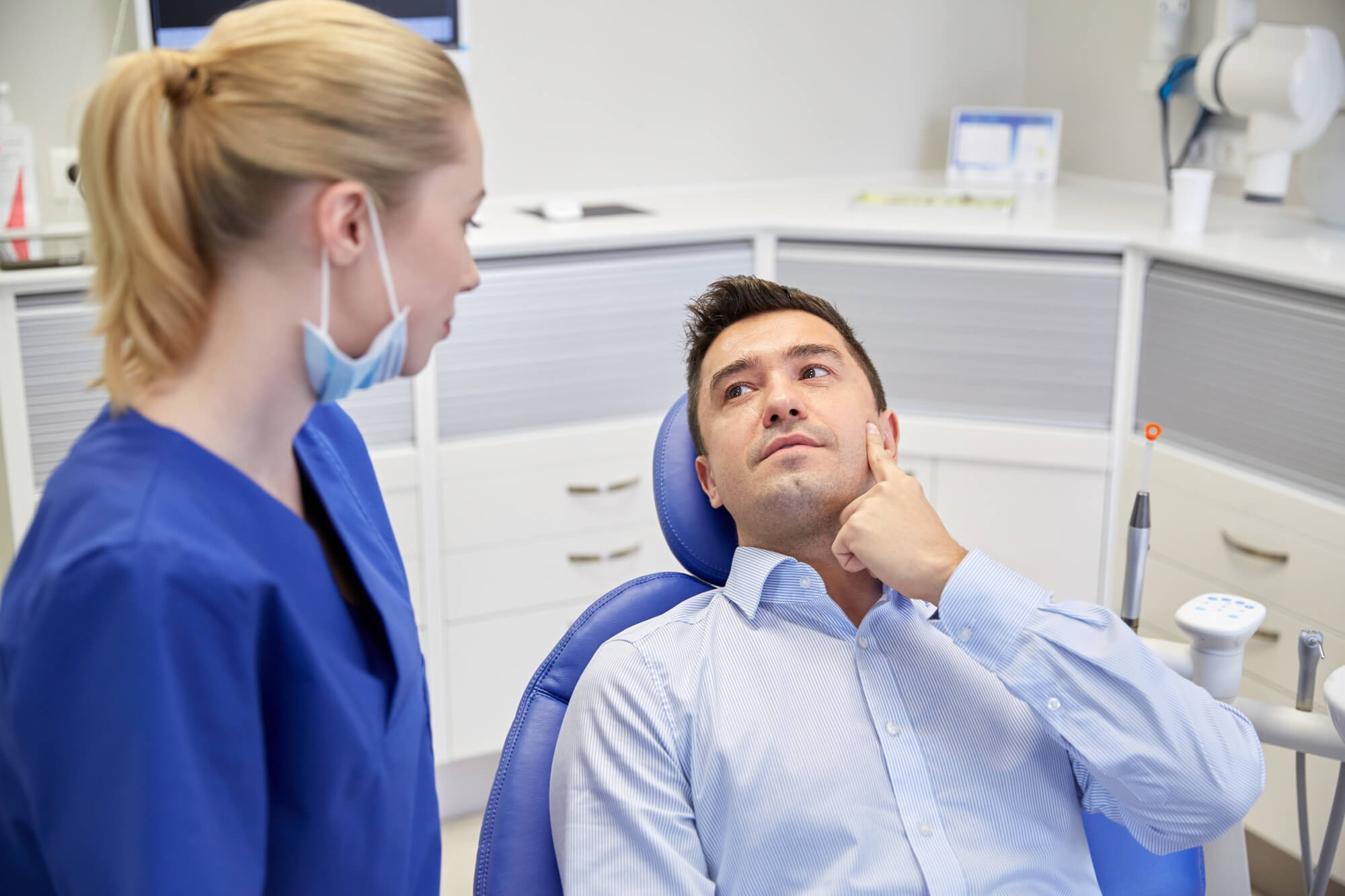 a patient with a toothache at a dental office in plantation fl