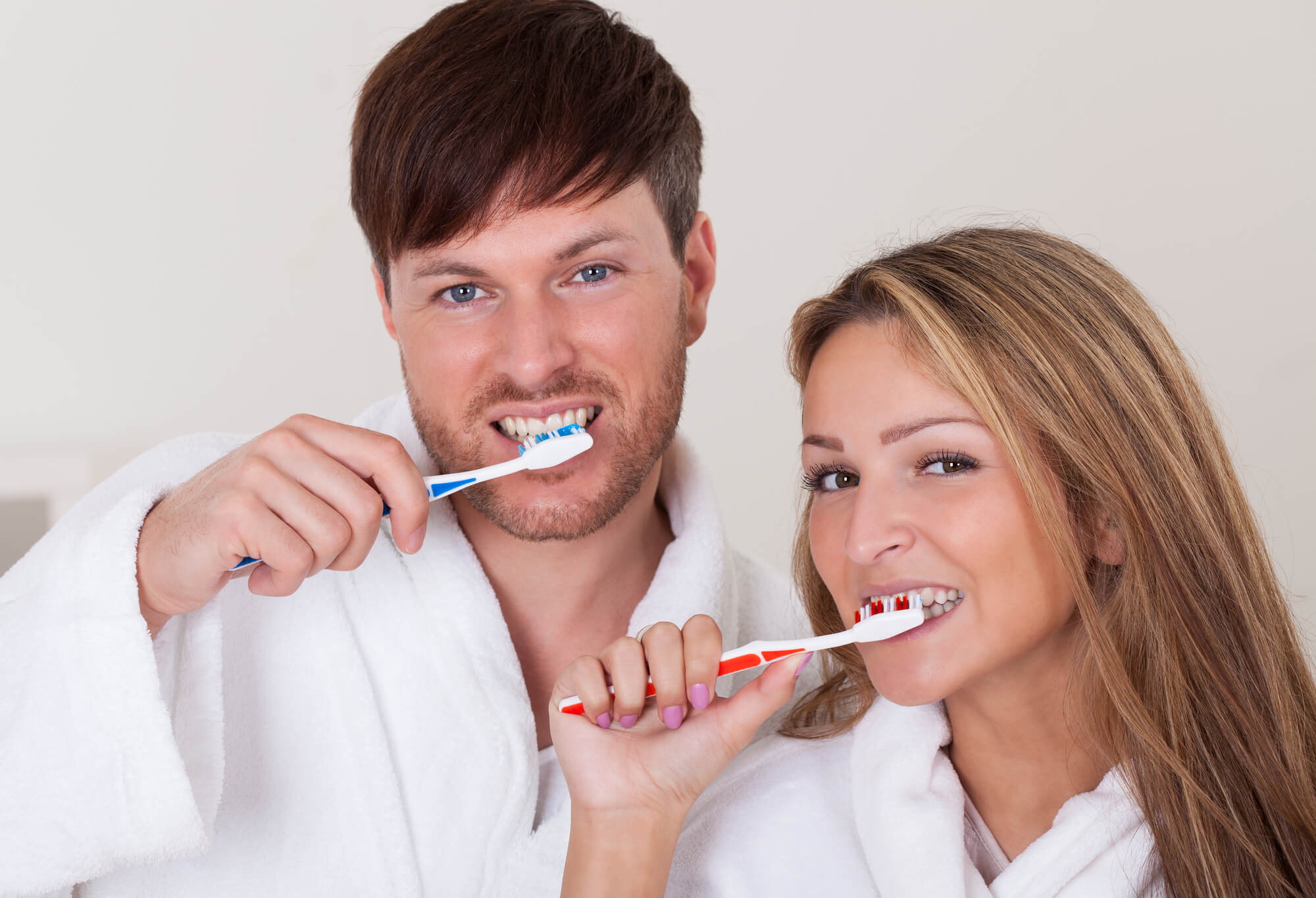 A couple brushing their teeth to maintain a deep teeth cleaning in Fort Lauderdale, FL 