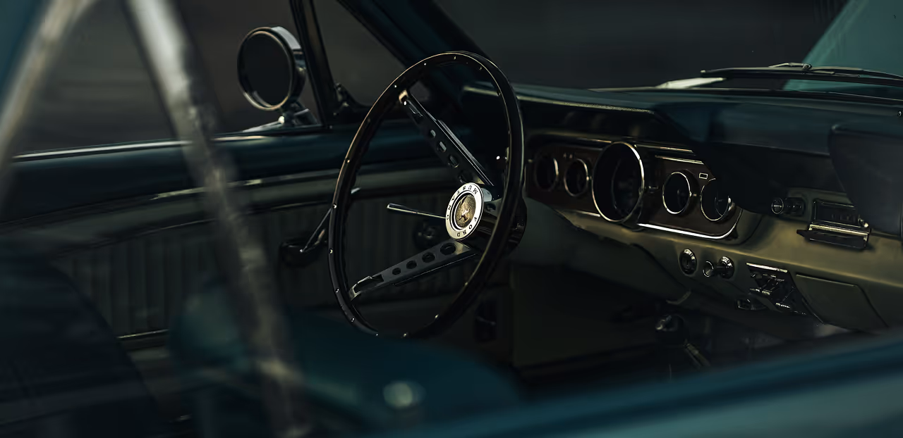 Intérieur luxueux de véhicule de collection avec volant vintage