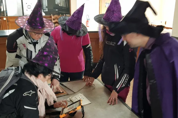 Une équipe en plein jeu d'évasion "Ecole des sorciers" chez Histogame à Abbeville.