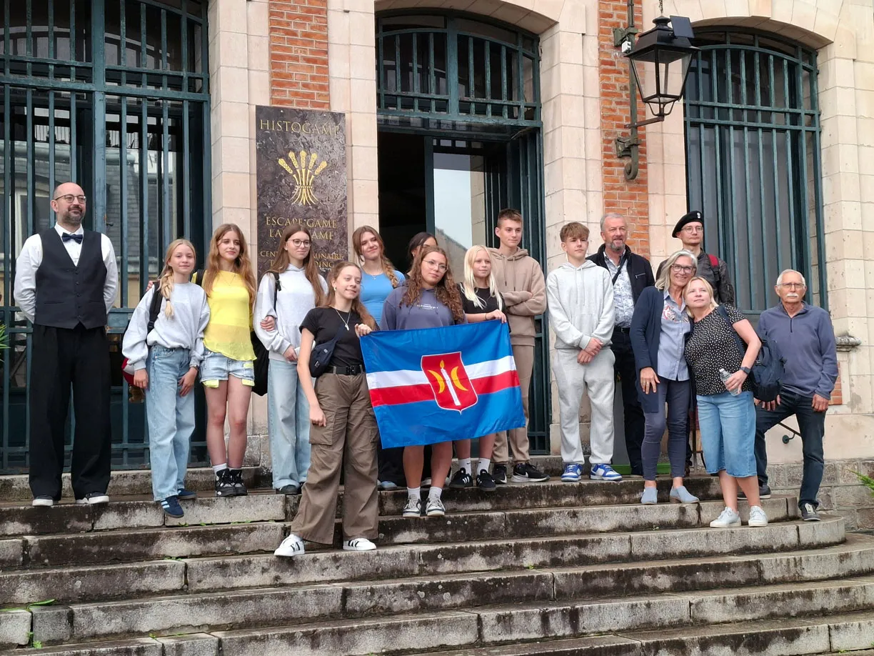 Photo de groupe d'un centre de vacances venu jouer chez Histogame Abbeville.