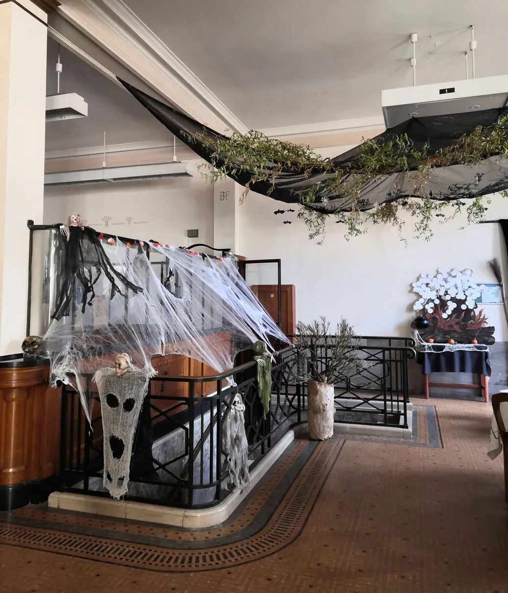 Salle de jeu de Histogame avec les décorations d'Halloween.