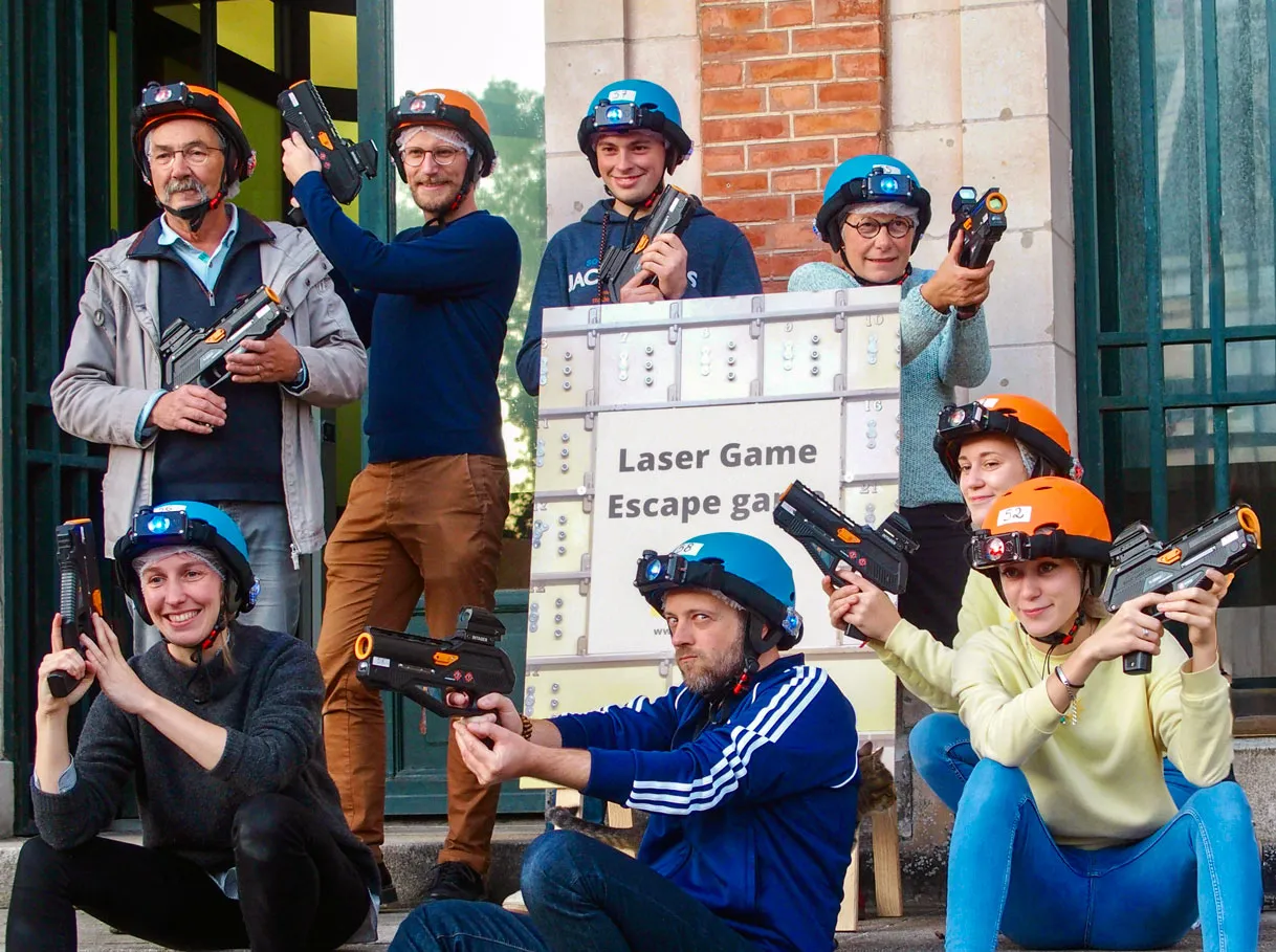 Une équipe prend la pause pour la photo de groupe après une partie de laser game.