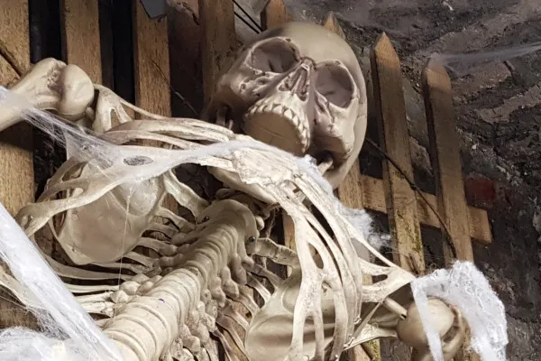 Squelette de décoration de l'escape game "Trésor des templiers".