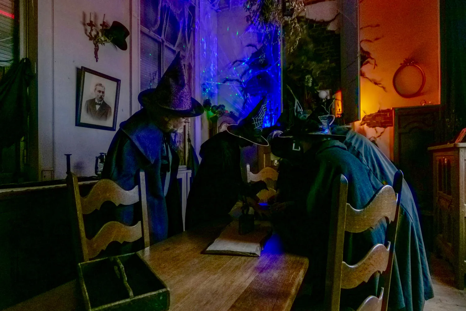 Des joueurs sont déguisés en sorciers en plein escape game.