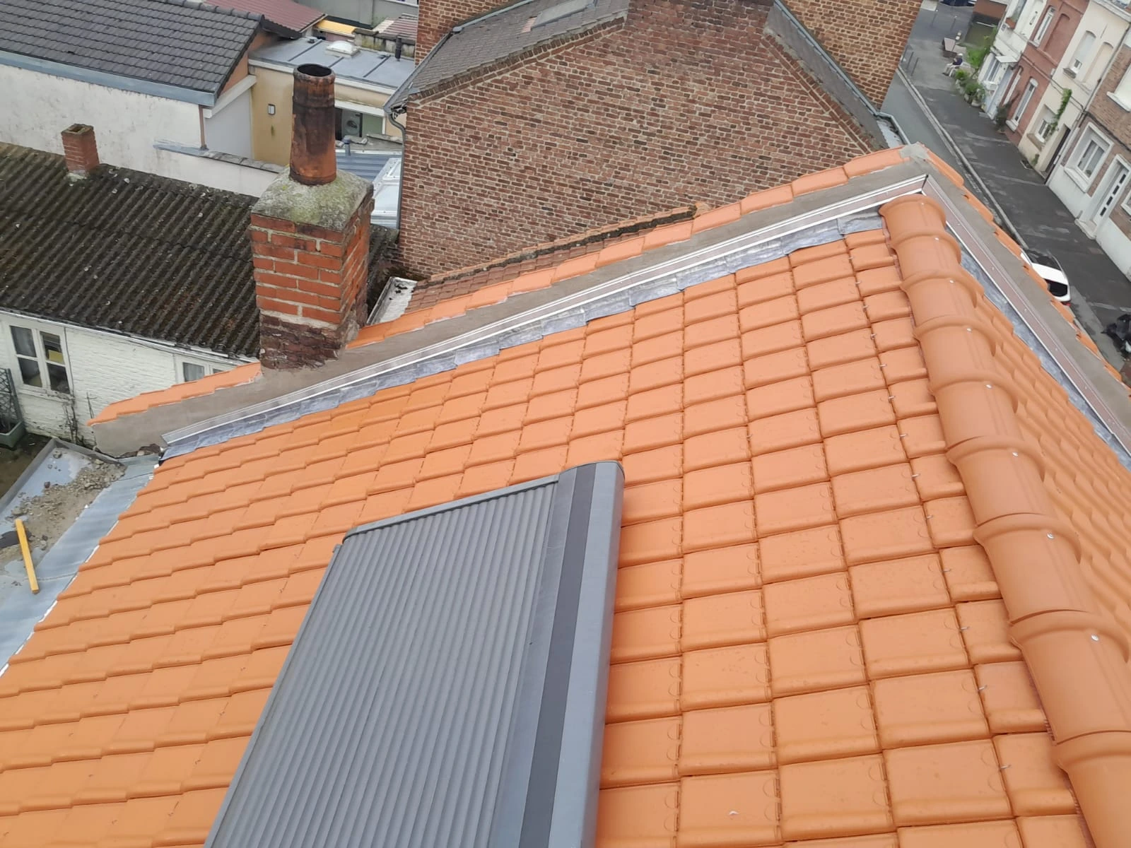 Toiture en tuiles rénovée avec installation de fenêtre de toit — Full Renov’Habitat