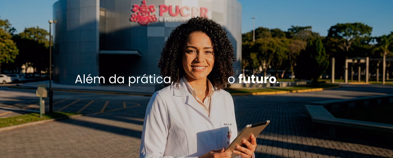 Médica em frente ao prédio da PUCPR segurando um tablet.