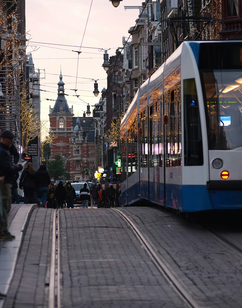 Drukke stad met fietsers, auto’s en deelmobiliteit