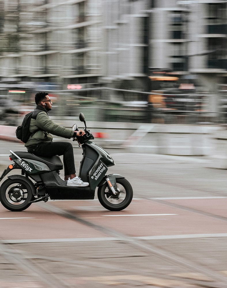 Drukke stad met fietsers, auto’s en deelmobiliteit