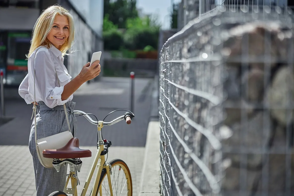 Fietser rijdt door een stedelijke omgeving met duidelijke parkeerplekken