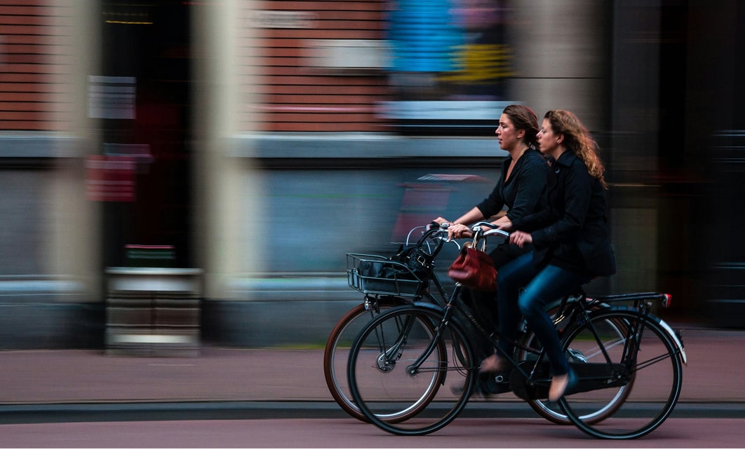 Fietsers onderweg in de stad.