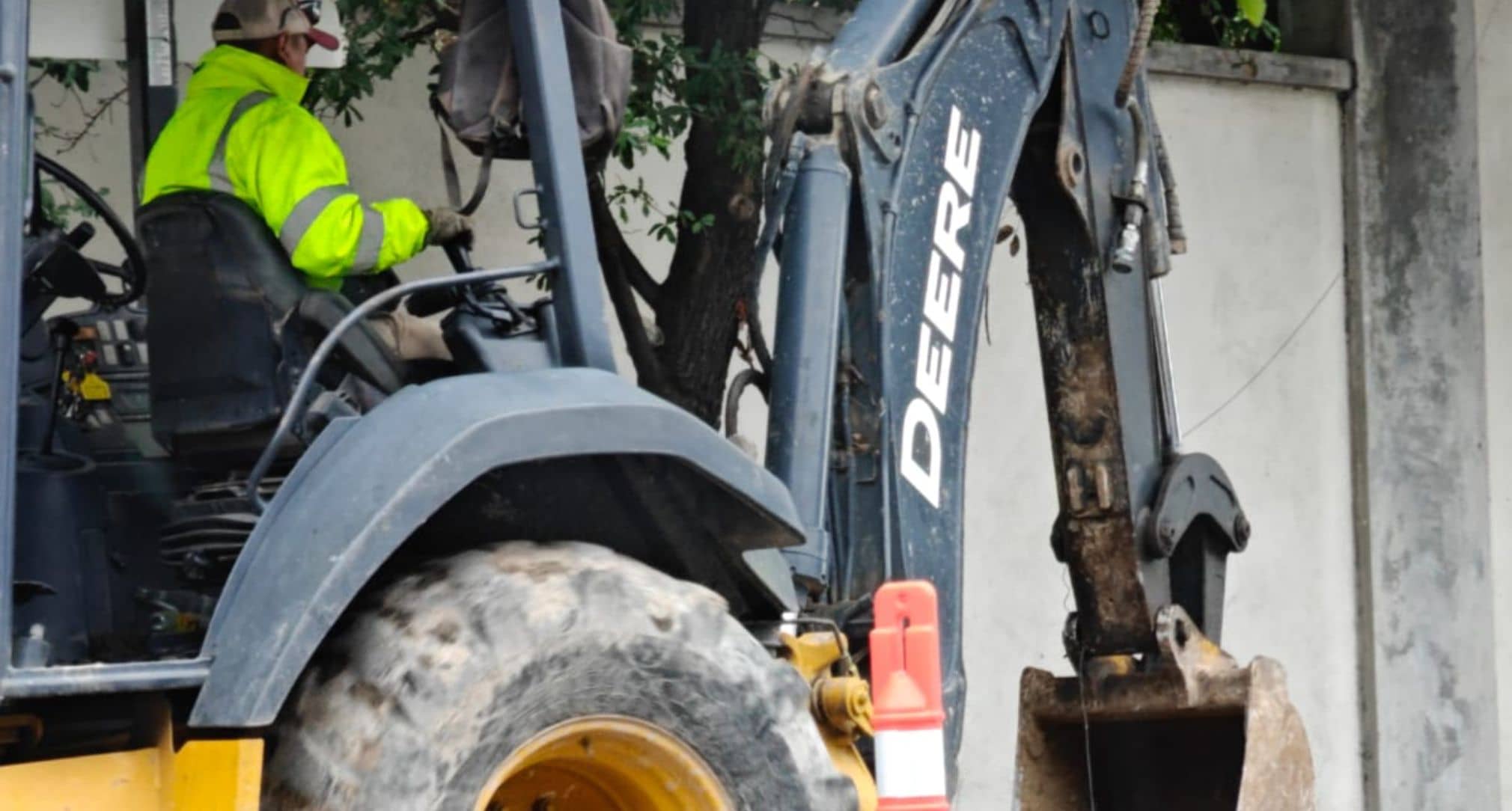 maquinaria operada por un contratista