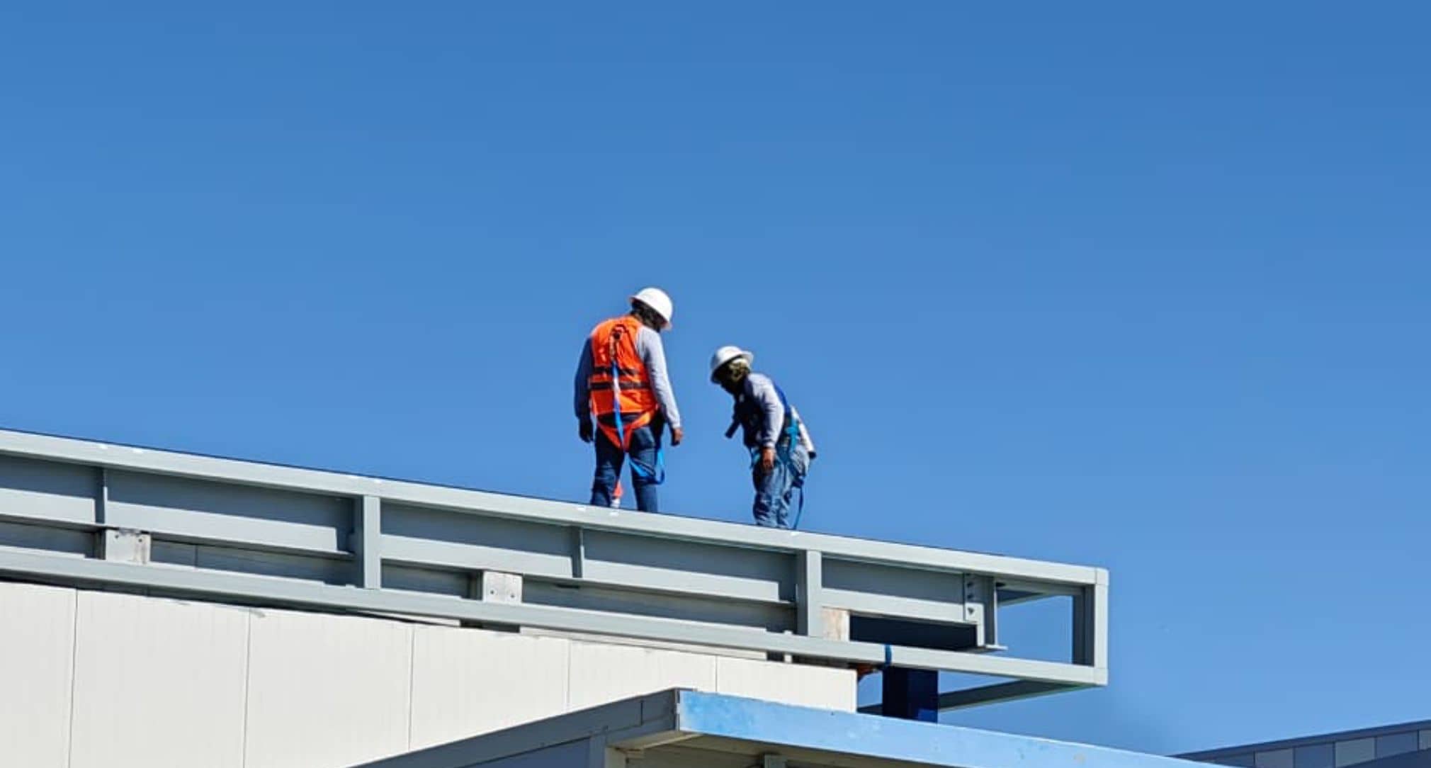 contratistas trabajando en las instalaciones de una empresa