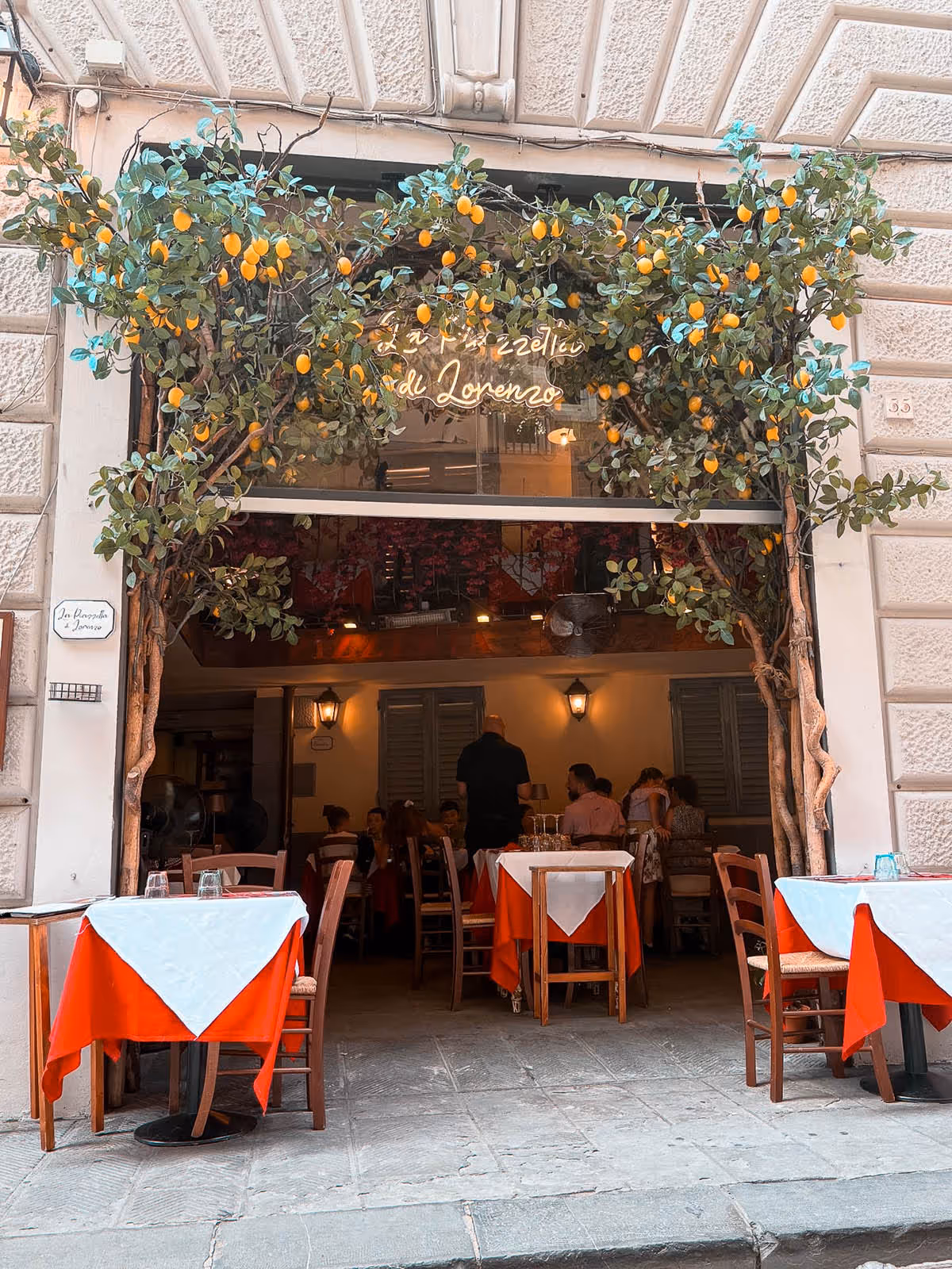 outdoor dining at Ristorante Pizzeria La Piazzetta di Lorenzo Florence