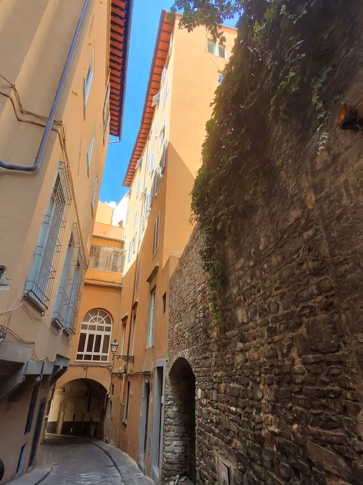 Wheelchair users turning around on dangerous steep Florence hill