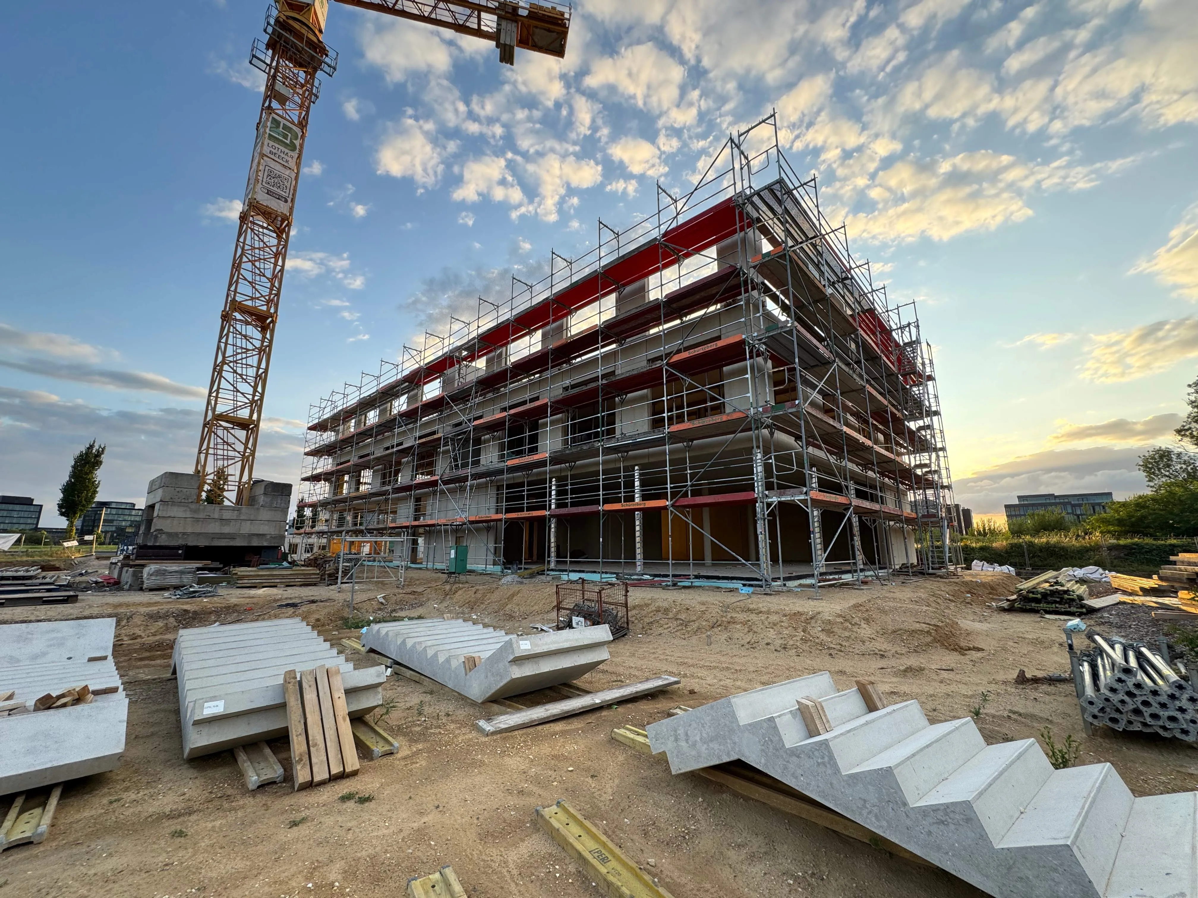 Nur Wochen nach der Grundsteinlegung wächst der Feies Campus sichtbar in die Höhe – ein Bauprojekt im Turbotempo.