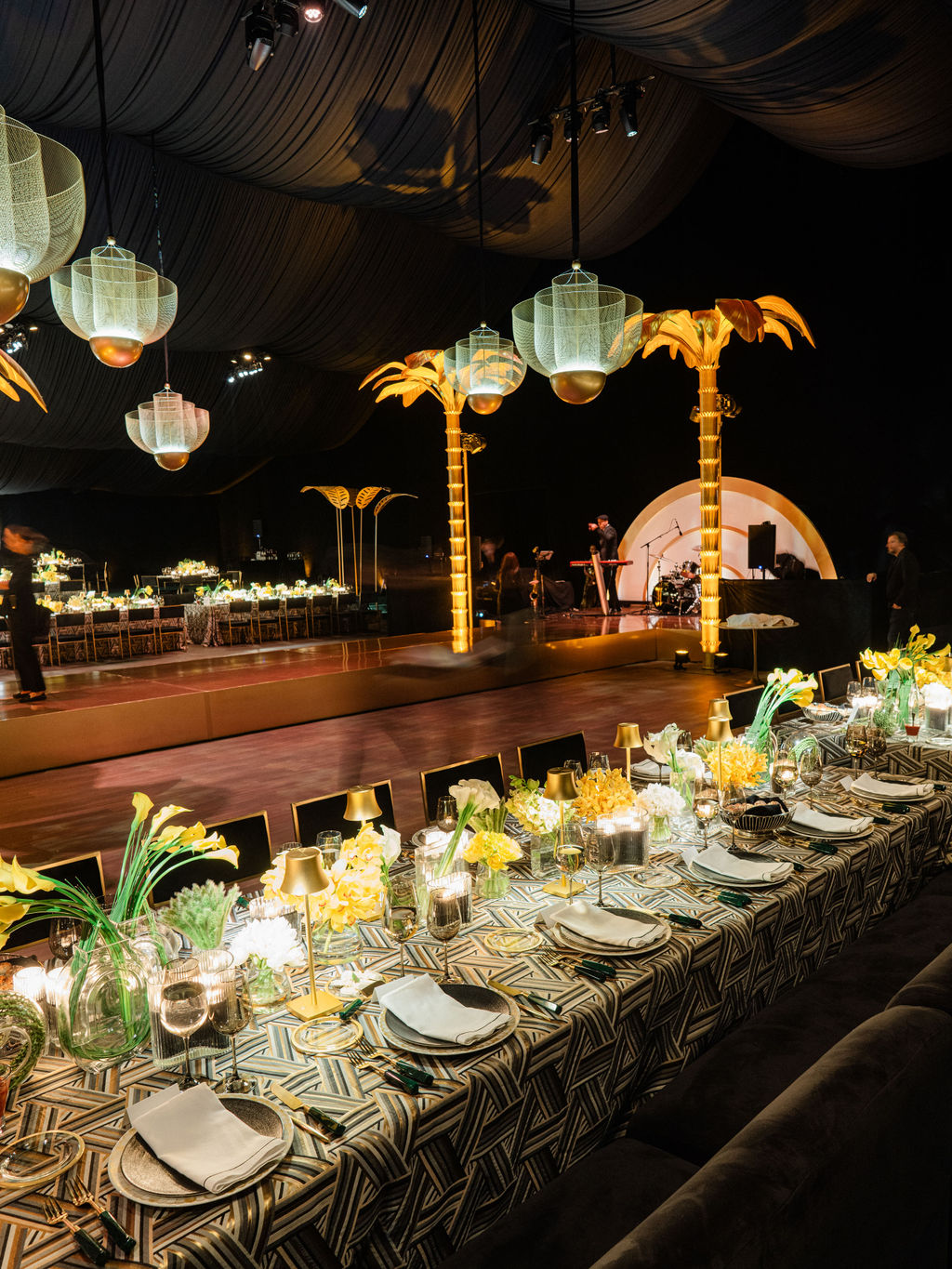Table set up w/o guests at desert weekend wedding

