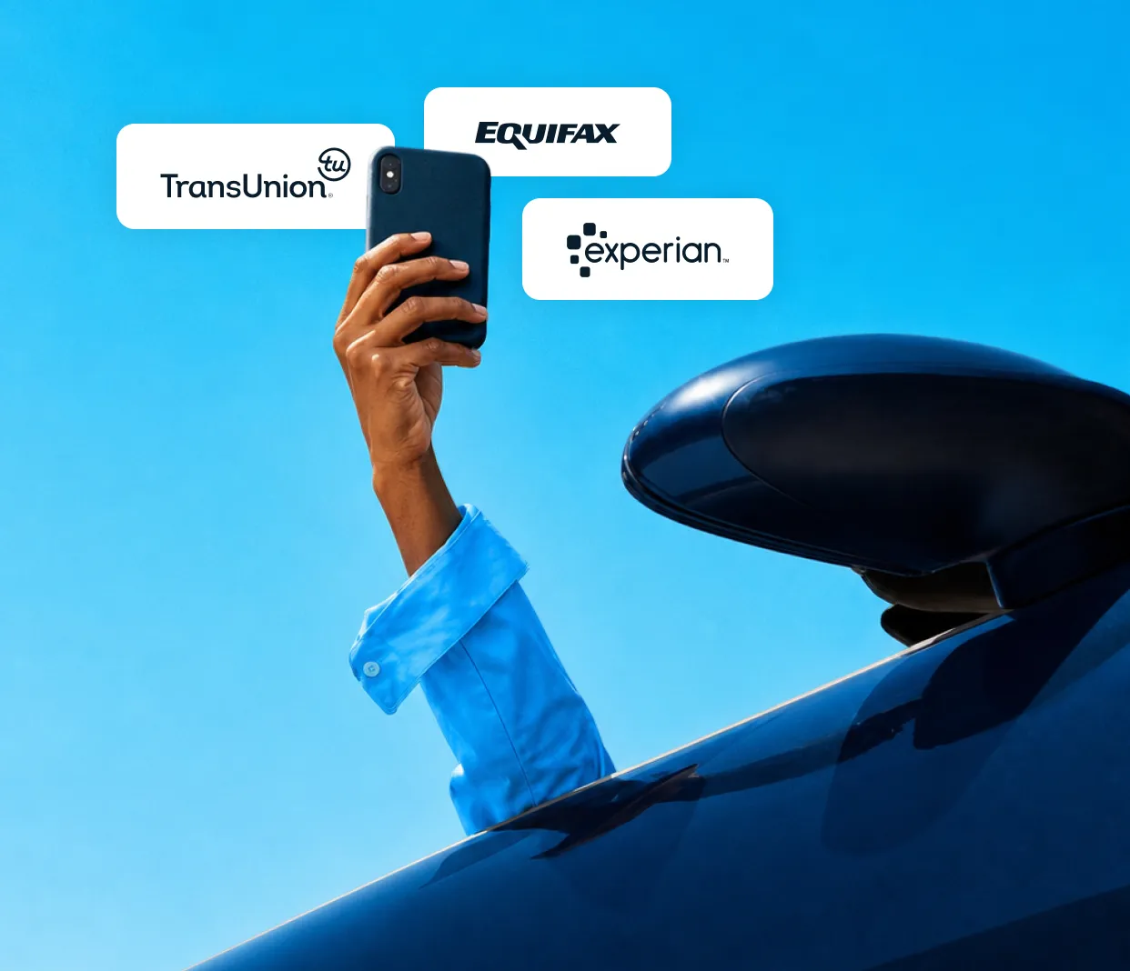 Una mano con camisa azul sostiene un teléfono móvil con logotipos de TransUnion, Equifax y Experian.